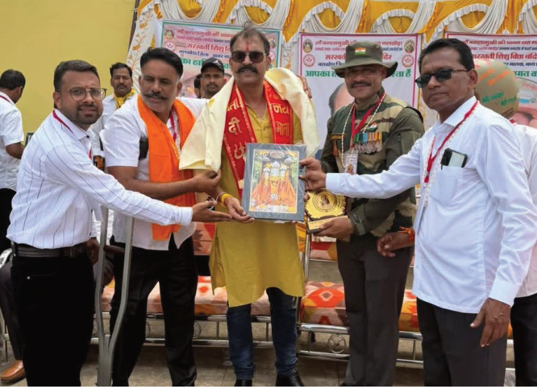 ‘ब्लड मैन’ निरीक्षक अनुराग झारिया का नलखेड़ा में भव्य सम्मान