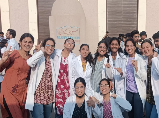 सरकार झुकी, स्टाइपेंड बढ़ा: 52 घंटे के गतिरोध के बाद इंटर्न डॉक्टरों की हड़ताल खत्म