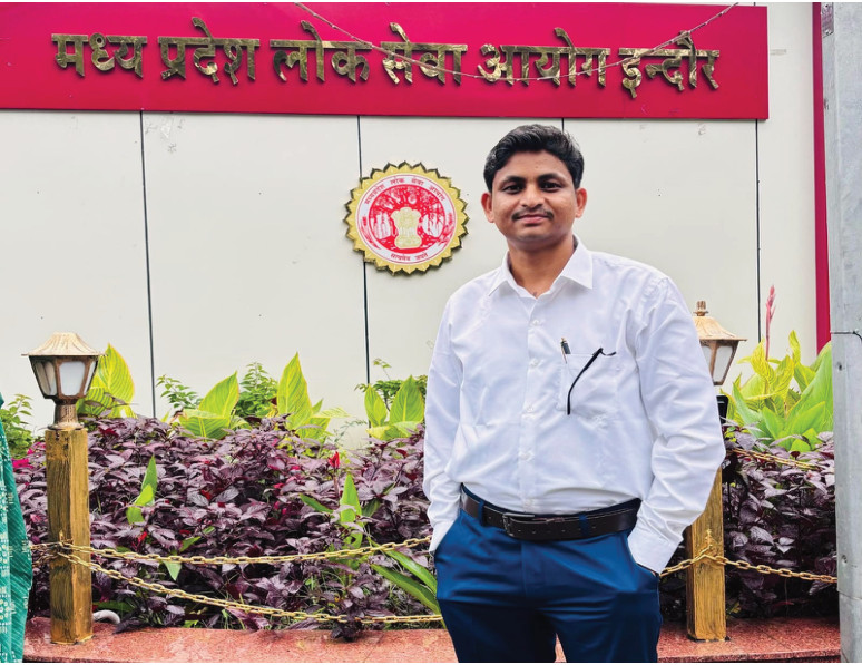 किसान के बेटे ने रचा इतिहास, सीधी के नितिन पटेल ने MPPSC असिस्टेंट प्रोफेसर परीक्षा में हासिल की 10वीं रैंक